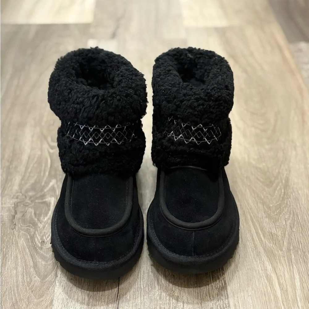 NEW Ugg Mini UGGbraid size 6